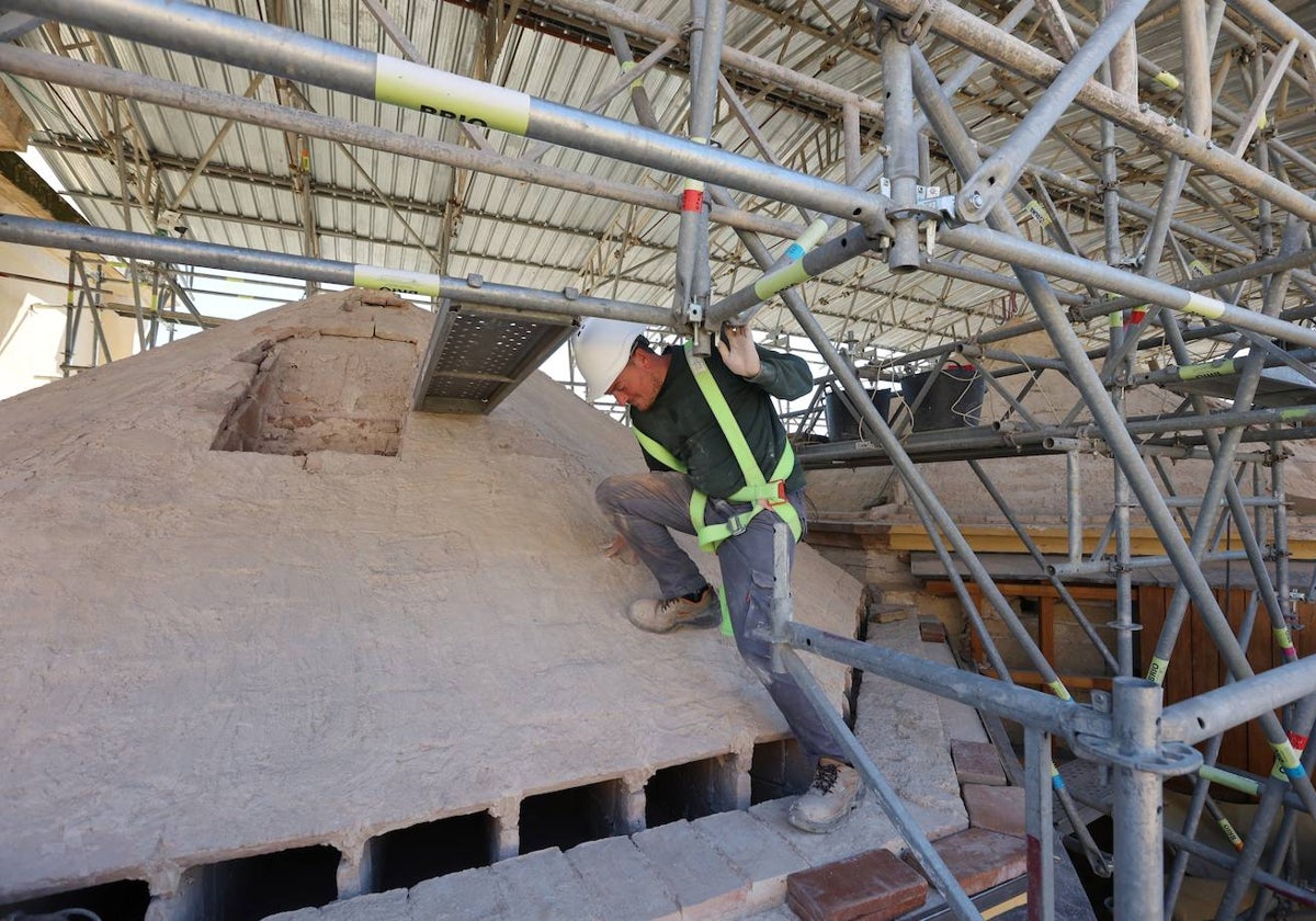 Un operario trabaja en una de las cúpulas de la maqsura de la Mezquita-Catedral de Córdoba