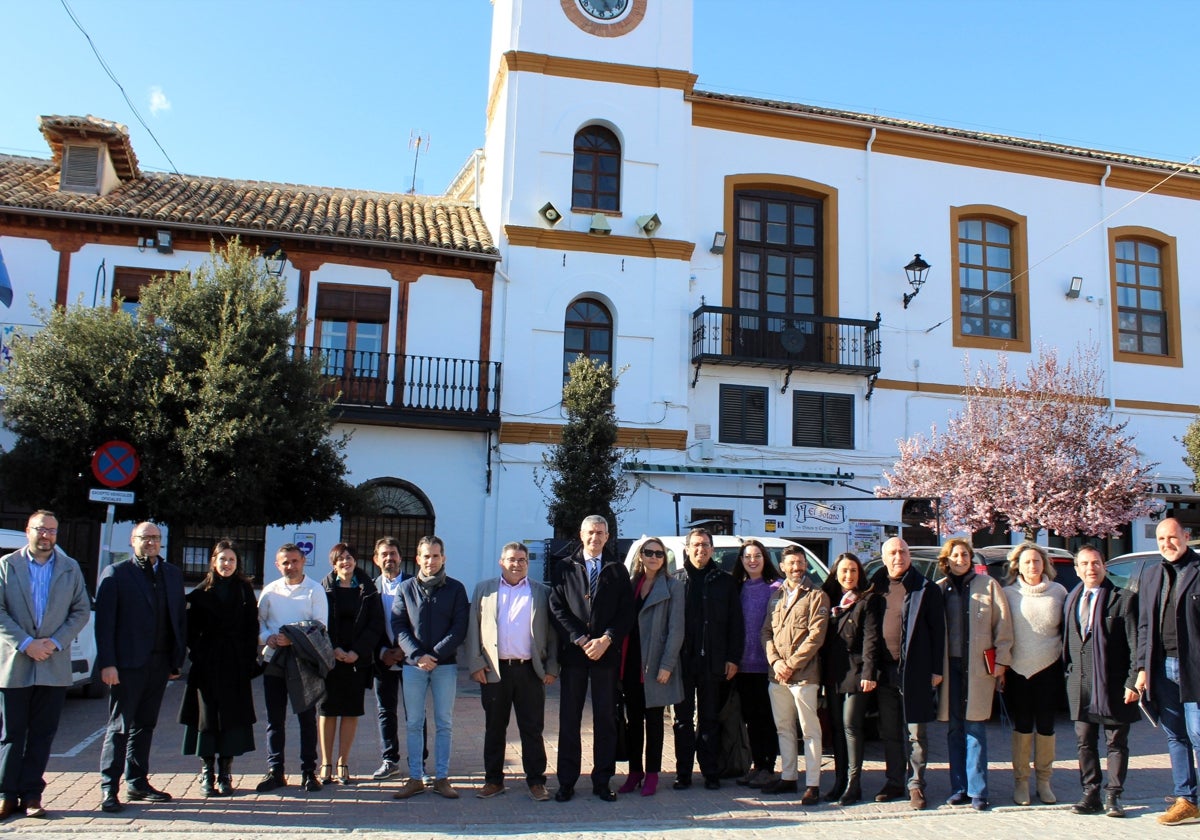 Álvaro Gutiérrez y los delegados provinciales con el equipo de Gobierno de Santa Cruz de la Zarza