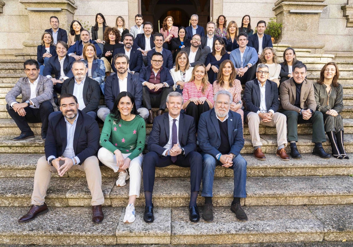 Foto de familia, tomada este miércoles, de los 40 diputados del PPdeG para la próxima legislatura