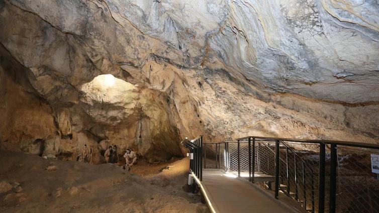 El yacimiento de la Cova de l'Or de Beniarrés retoma este fin de semana su programa de visitas guiadas