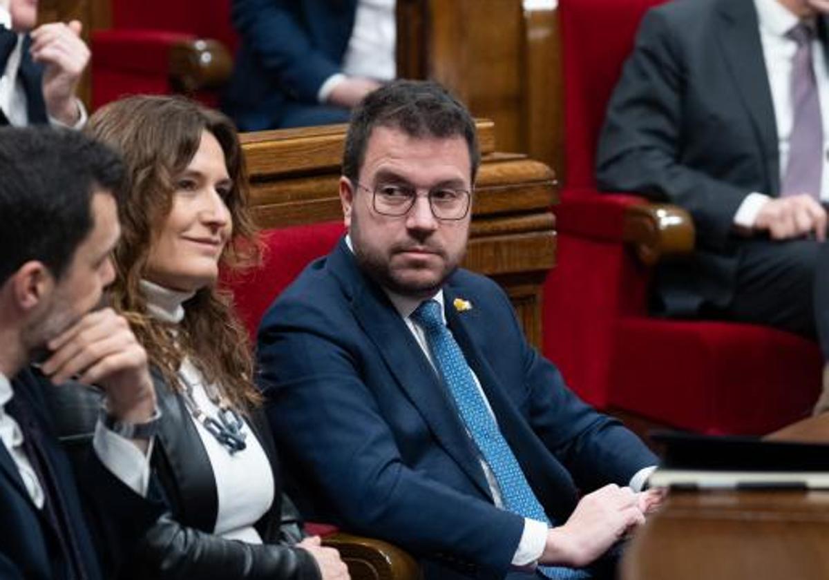 Pere Aragonès, presidente de la Generalitat de Cataluña, sentado en su escaño en el Parlament