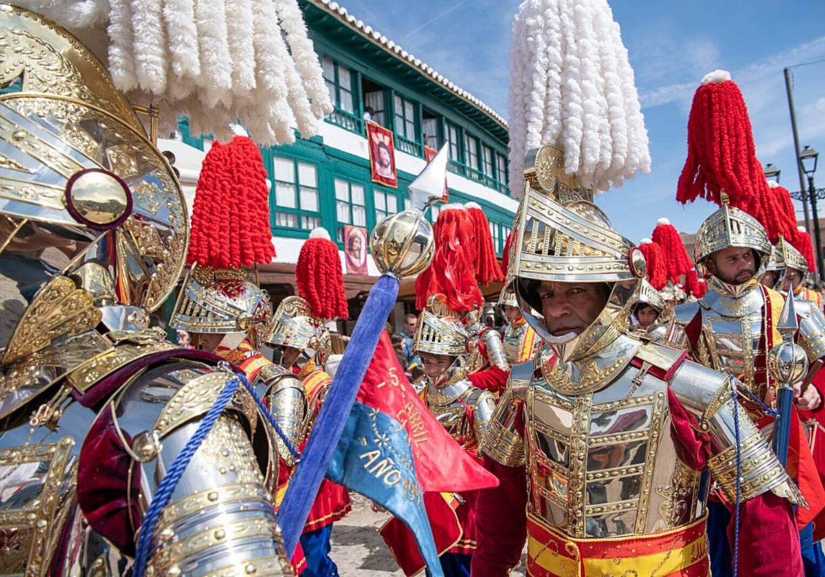 Un centenar de &#039;Armaos&#039; de la Ruta de la Pasión Calatrava desfilan ante el Papa en la plaza de El Vaticano