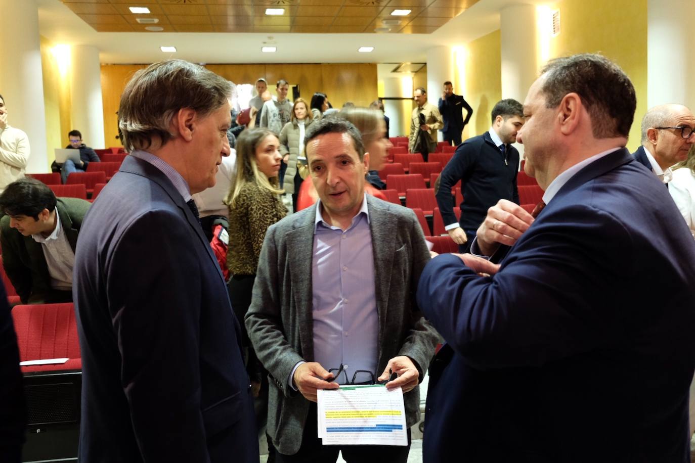 El catedrático de Inteligencia Artificial de la Universidad de Salamanca, Juan Manuel Corchado, junto al alcalde de Salamanca, Carlos García Carbayo, y el presidente de la Cámara de Comercio, Benjamín Crespo, este miércoles en Salamanca