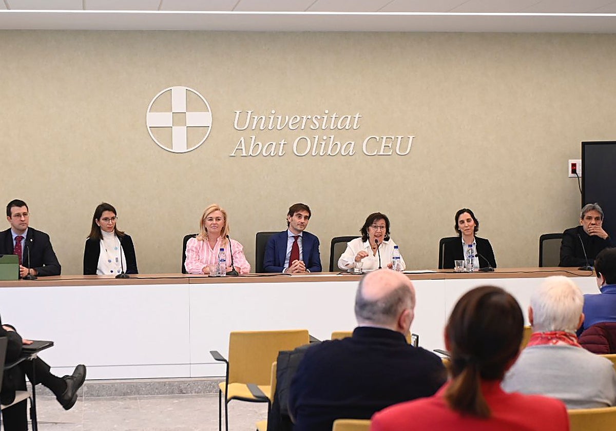 Representantes de asociaciones de jueces y fiscales, durante la presentación del manifiesto en Barcelona