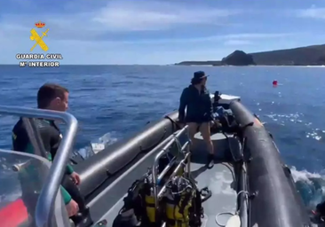 Los buzos de la Guardia Civil inspeccionan una cueva cercana a donde desaparecieron dos menores