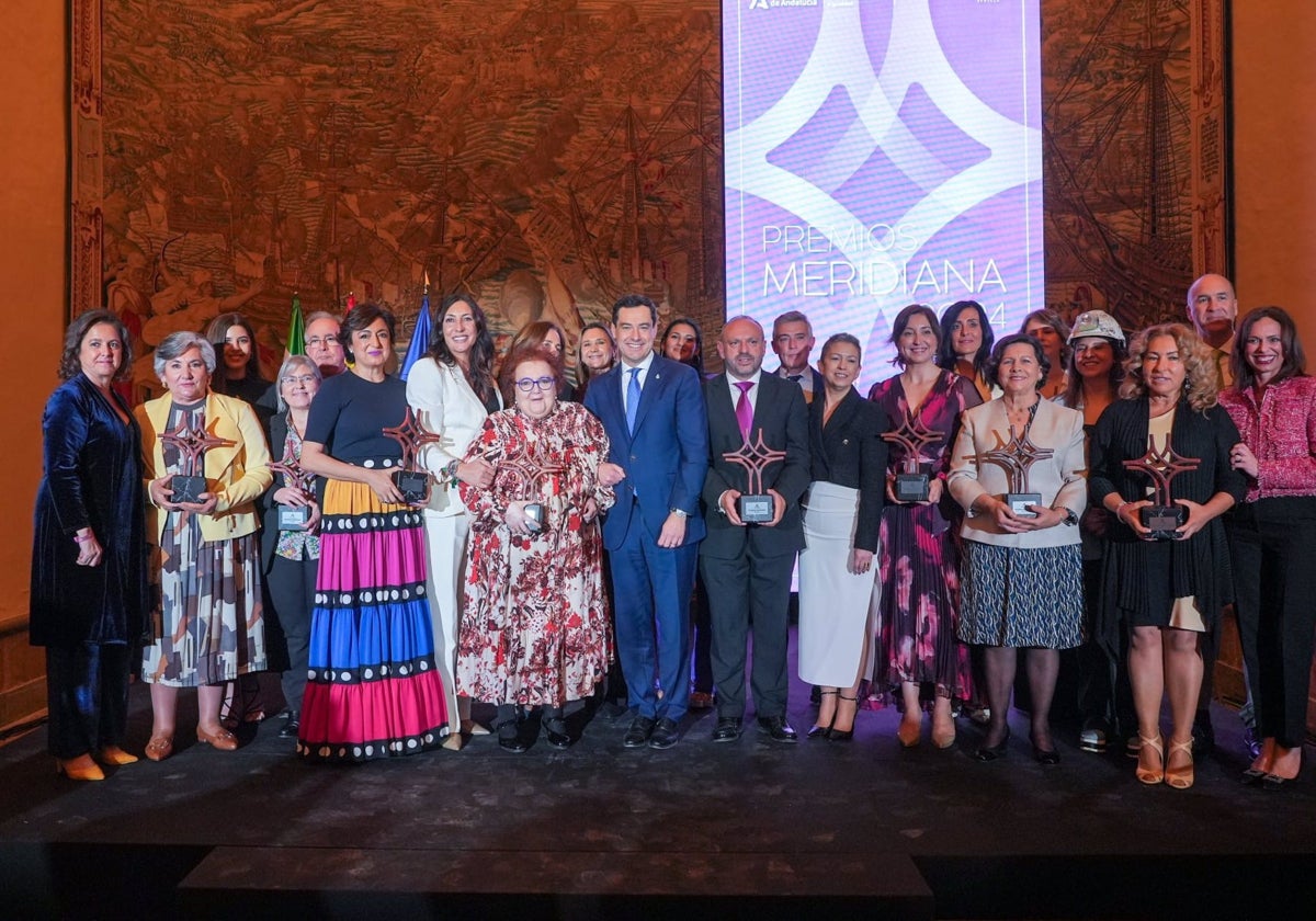 El presidente andaluz, Juanma Moreno, entre los premiados y autoridades presentes en el Real Alcázar