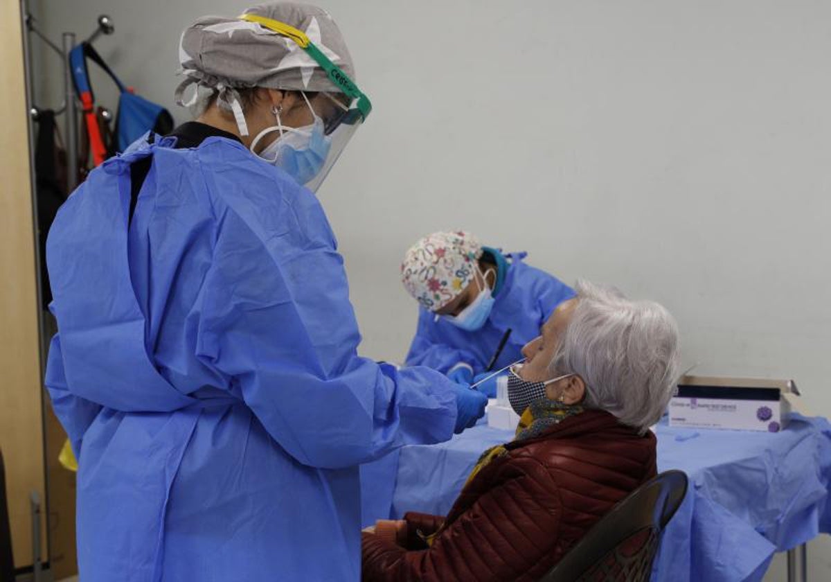 Personal sanitario realiza un test de antígenos en un centro de mayores