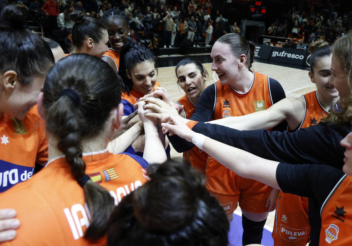 Imagen de las jugadoras de Valencia Basket haciendo piña