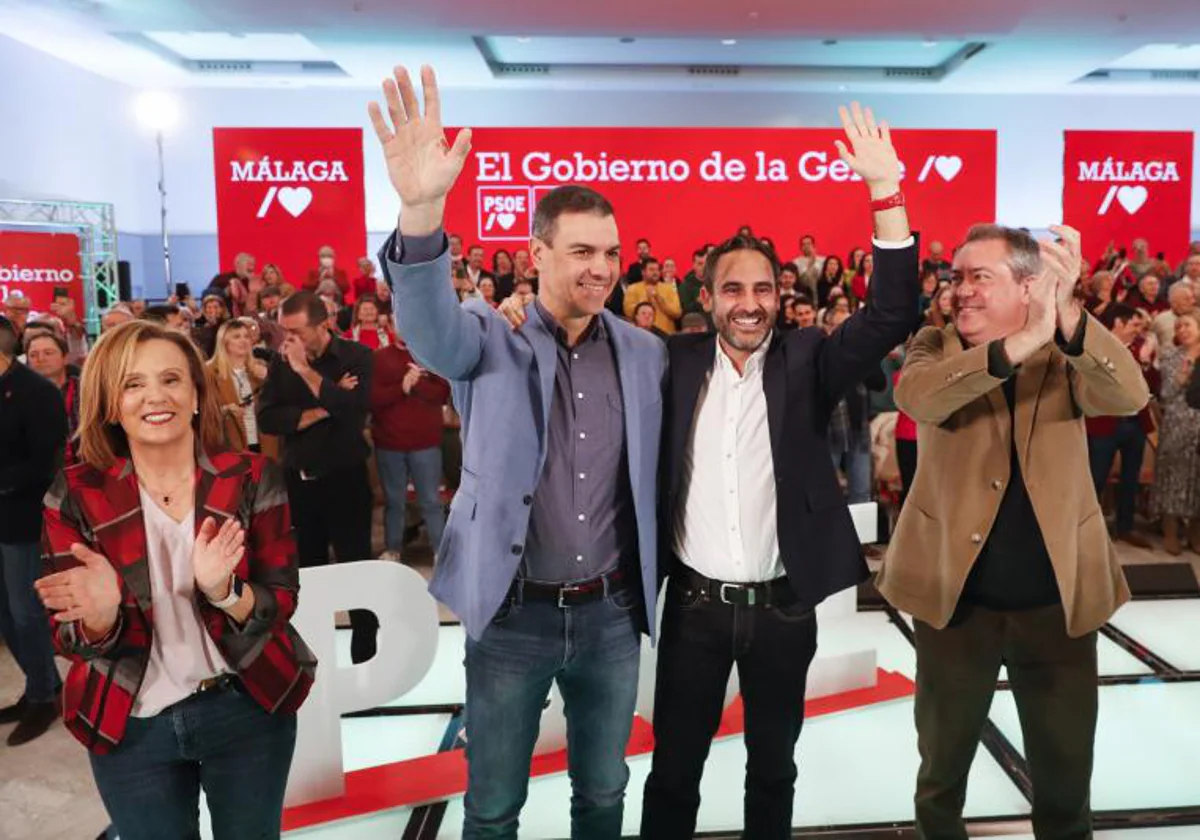 Daniel Pérez (centro) con Pedro Sánchez y Juan Espadas