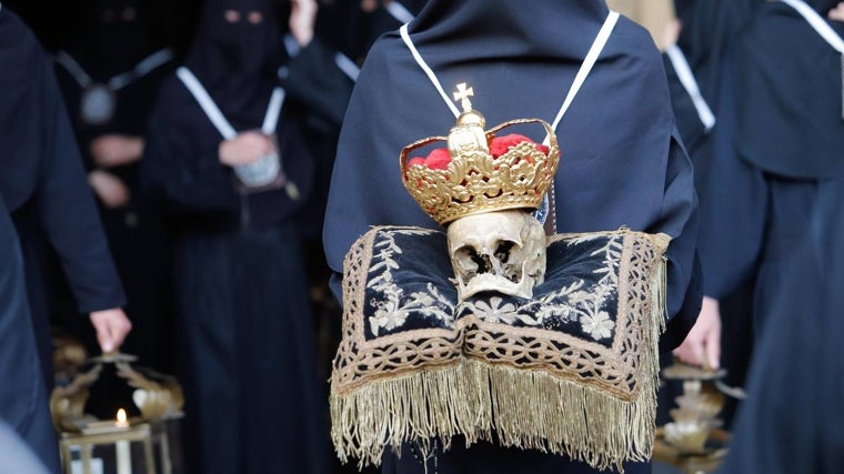 Calavera coronada en el cortejo de Ánimas