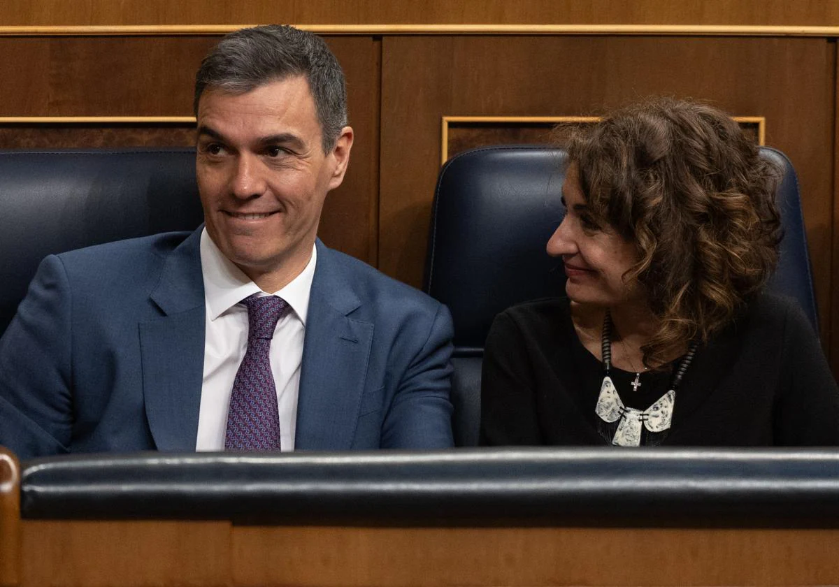 El presidente del Gobierno, Pedro Sánchez, junto a la vicepresidenta María Jesús Montero durante el debate de la ley de amnistía en el Congreso, este jueves