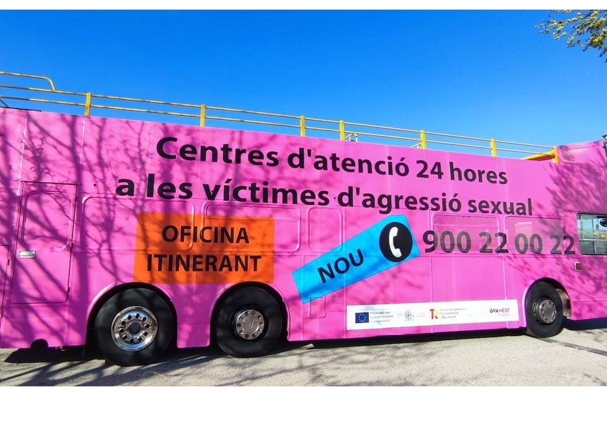 Igualdad instala un autobús en Valencia para prevenir, informar y atender a posibles víctimas de agresiones sexuales durante las Fallas
