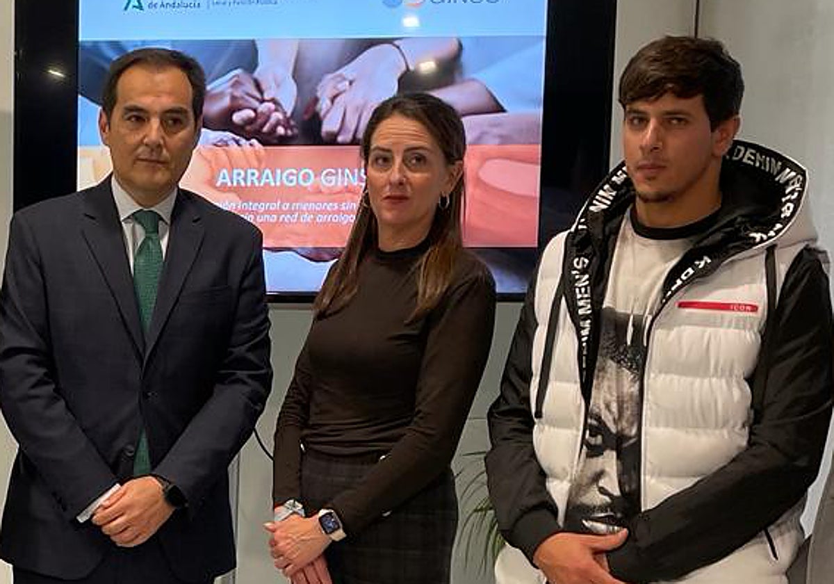 El consejero de Justicia, la delegada de la Junta y Mohcine durante un acto en Almería.