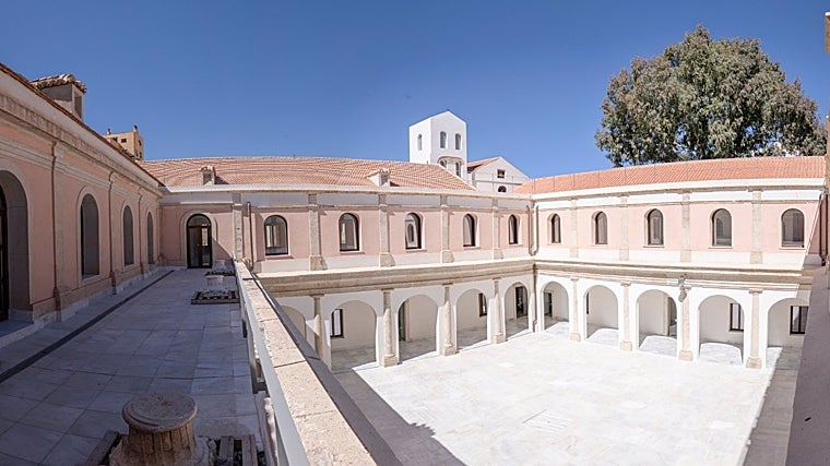 Patio central del Museo del Realismo de Almería.