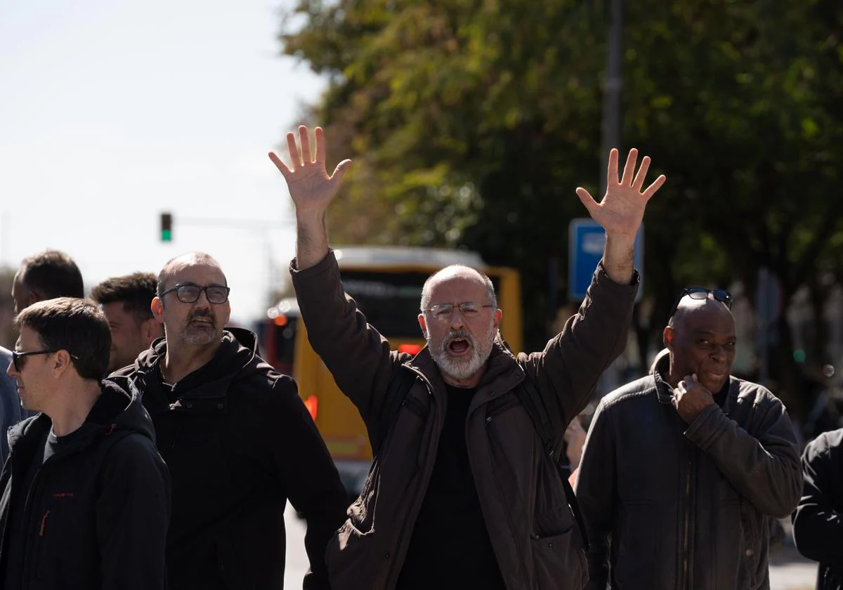 Manifestantes durante una concentración convocada por sindicatos por la muerte de una trabajadora de la cárcel de Mas d'Enric en Tarragona a manos de un preso, en el corte de la Plaça Cerdà.