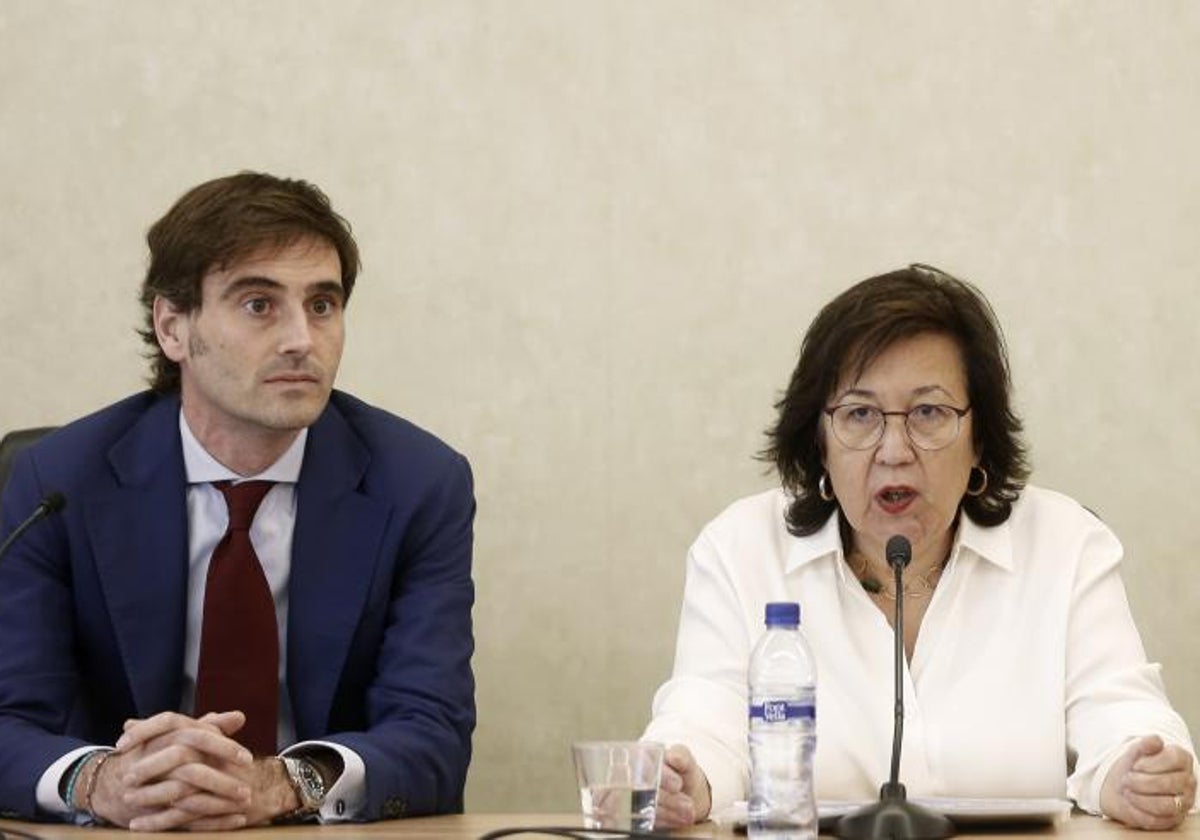 La presidenta de la Asociación de Fiscales, Cristina Dexeus, y el portavoz de la Asociación Profesional de la Magistratura, Pablo Baró, durante la presentación del manifiesto «en defensa del Estado social, democrático y de derecho