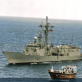 Una fragata de la Armada vigila un buque secuestrado por piratas armados en Somalia