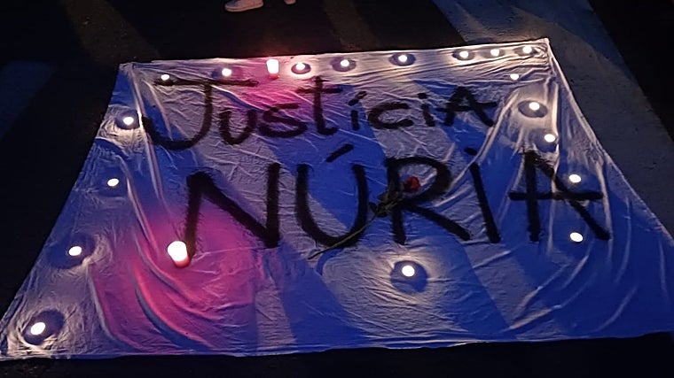 Pancarta en recuerdo de Nuria, la trabajadora de Mas d'Enric asesinada el miércoles, presuntamente, a manos de un preso