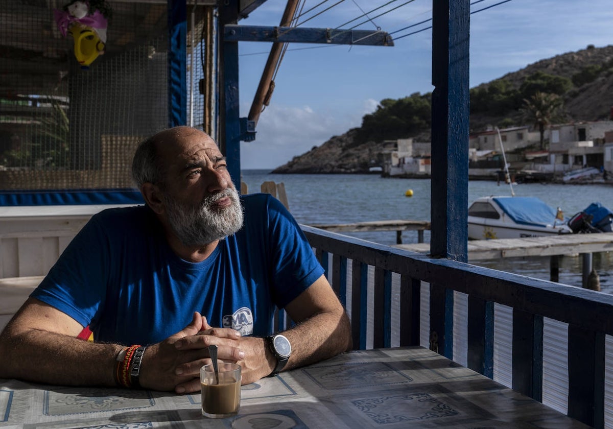 José Ángel García, en su barraca de la Algameca Chica, en Cartagena, durante la entrevista con ABC