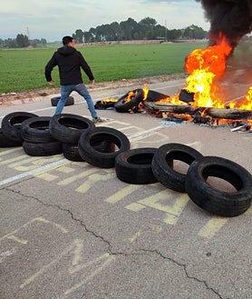 Imagen secundaria 2 - Funcionarios de prisiones bloquean los accesos a las cárceles catalanas