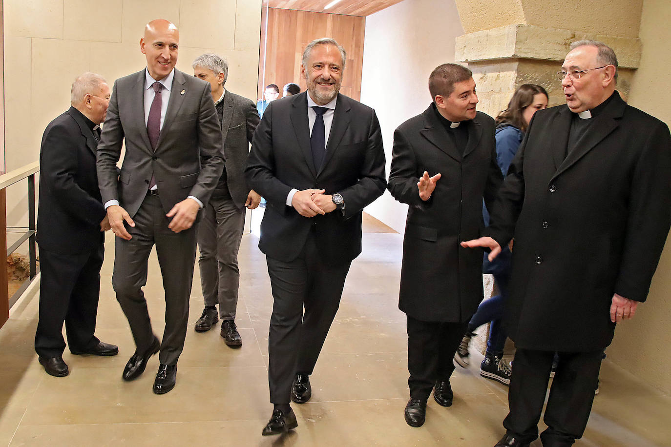 El alcalde, José Antonio Diez; el presidente de las Cortes Autonómicas, Carlos Pollán; el subdelegado del Gobierno, Faustino Sánchez; el delegado territorial, Eduardo Diego; el obispo de León, Luis Ángel de las Heras y el Abad de San Isidoro, Luis García Gutiérrez