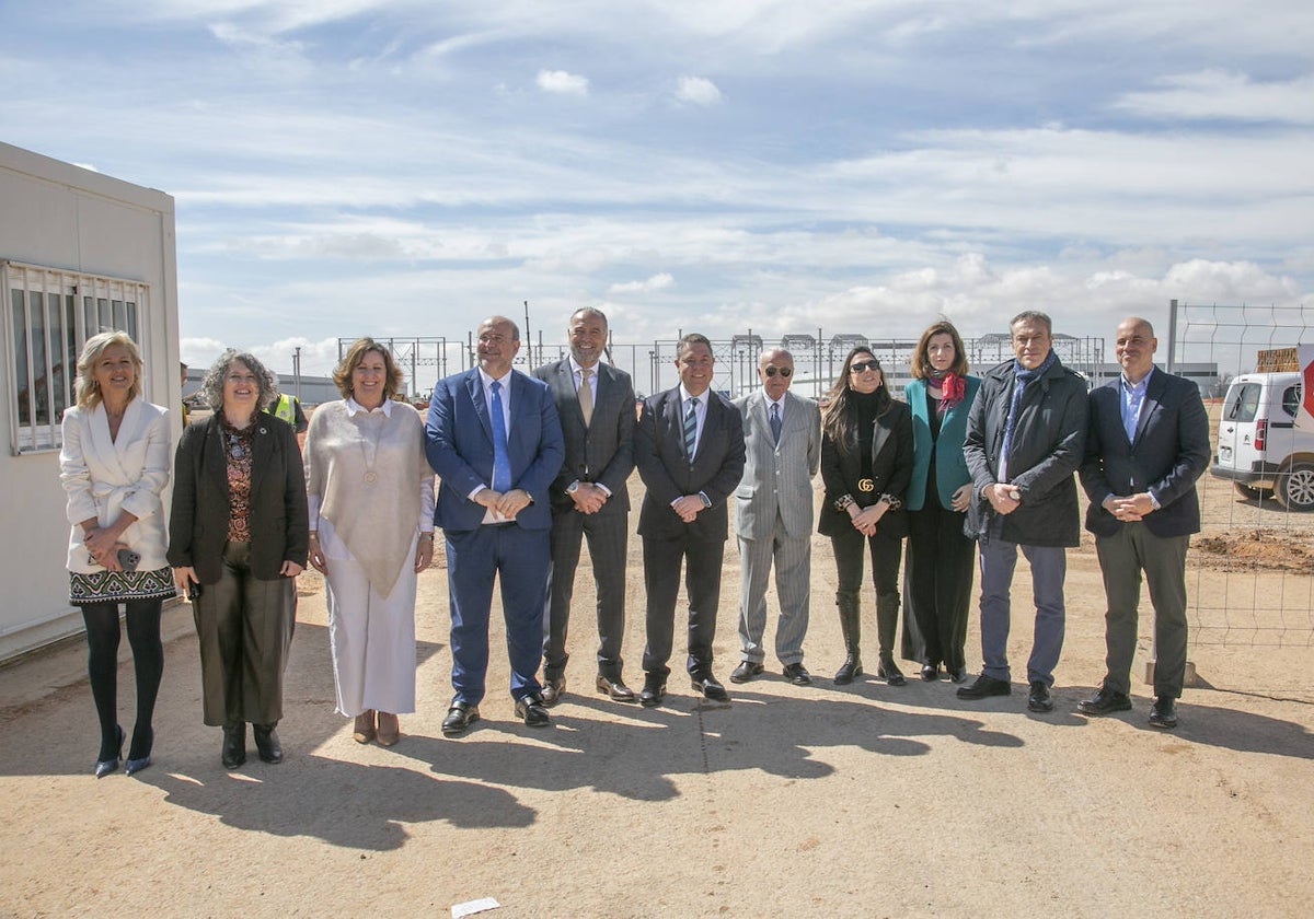 El presidente de Castilla-La Mancha, Emiliano García-Page, visitó este viernes las obras de la futura planta industrial de producción de placas de yeso de Fassa Bortolo