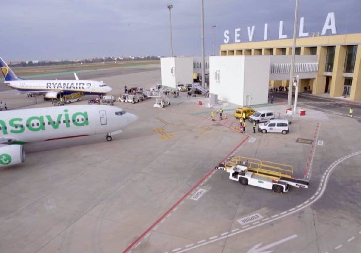 Aviones en la pista del aeropuerto de Sevilla