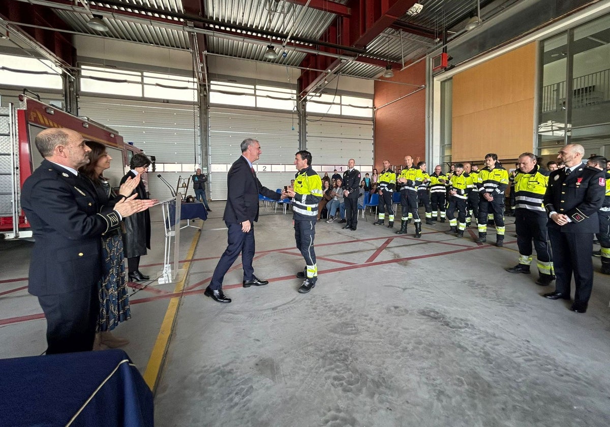 El alcalde de Segovia entrega las distinciones a los bomberos