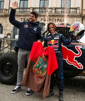 Imagen secundaria 2 - La ciudad ha rendido homenaje a Cristina Gutiérrez, que también ha realizado un circuito por la capital con el vehículo con el que ganó el Rally Dakar el pasado mes de enero