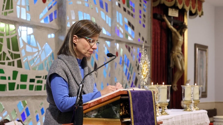 La oración de las Madres Mónica se realiza con el Santísimo expuesto, como en la parroquia de Santa Teresa, en Córdoba