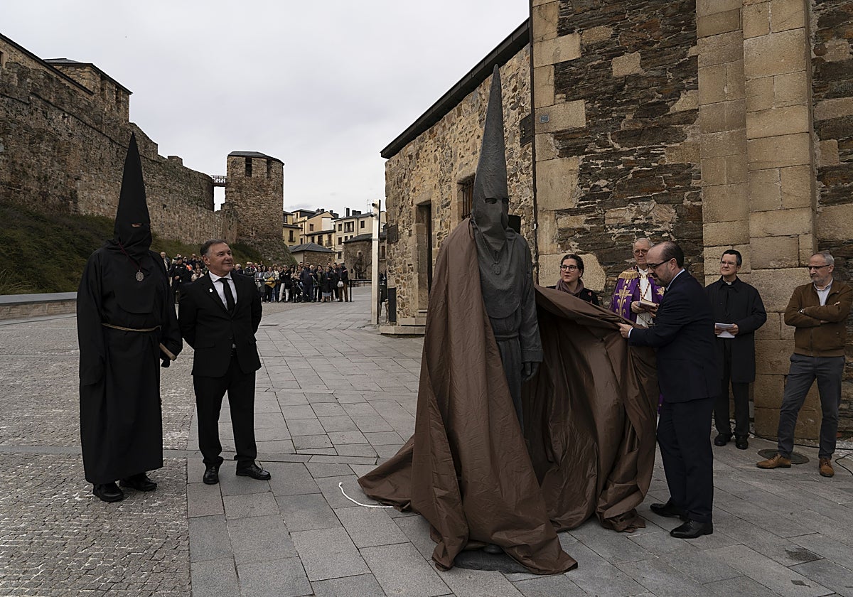 Salida del Nazareno Lambrión Chupacandiles en Ponferrada y monumento inaugurado en su honor