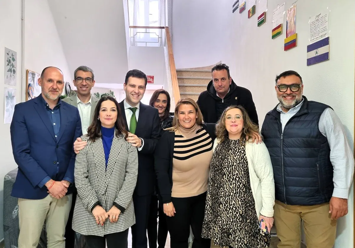 Esther Colado y Nani del Prado con los representantes del Gobierno regional