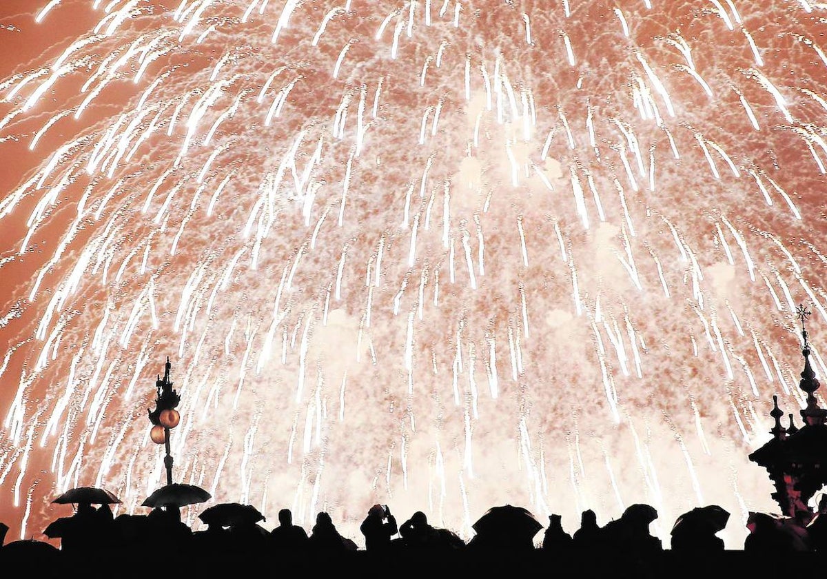 Imagen de archivo de un castillo de fuegos artificiales en Fallas de Valencia