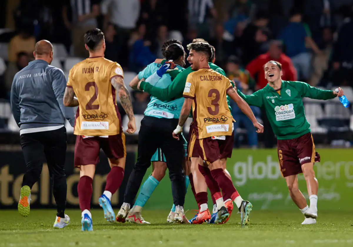 Los jugadores del Córdoba celebran la victoria en Castalia