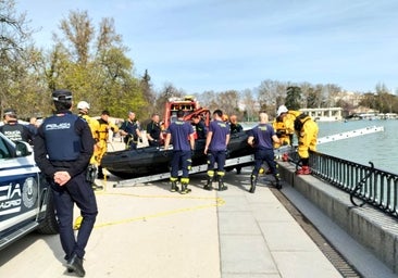 El estanque del Retiro, escenario de un simulacro que ha levantado teorías entre los paseantes