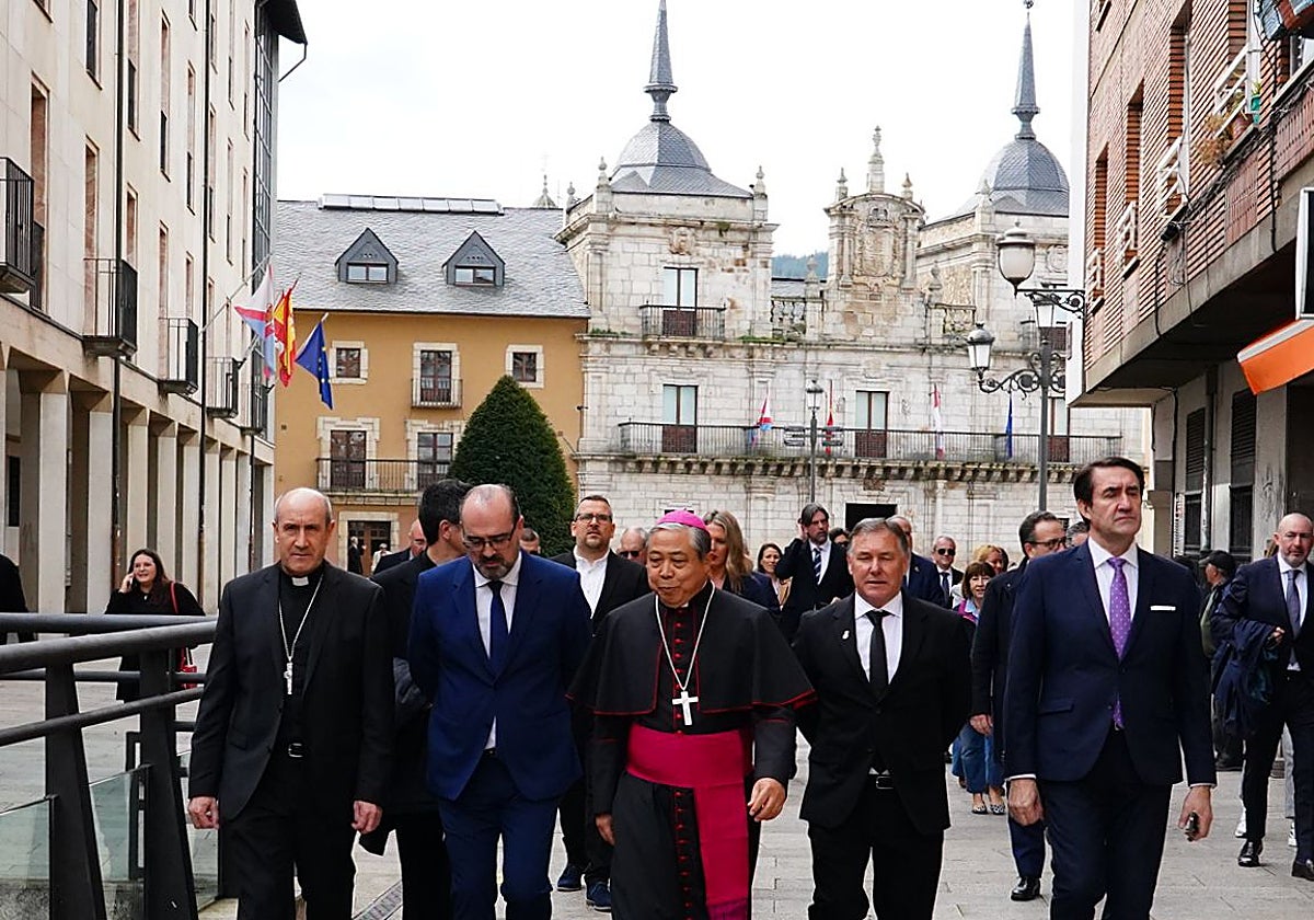 El nuncio del Papa en España y Andorra, este domingo en Ponferrada, junto a varias autoridades