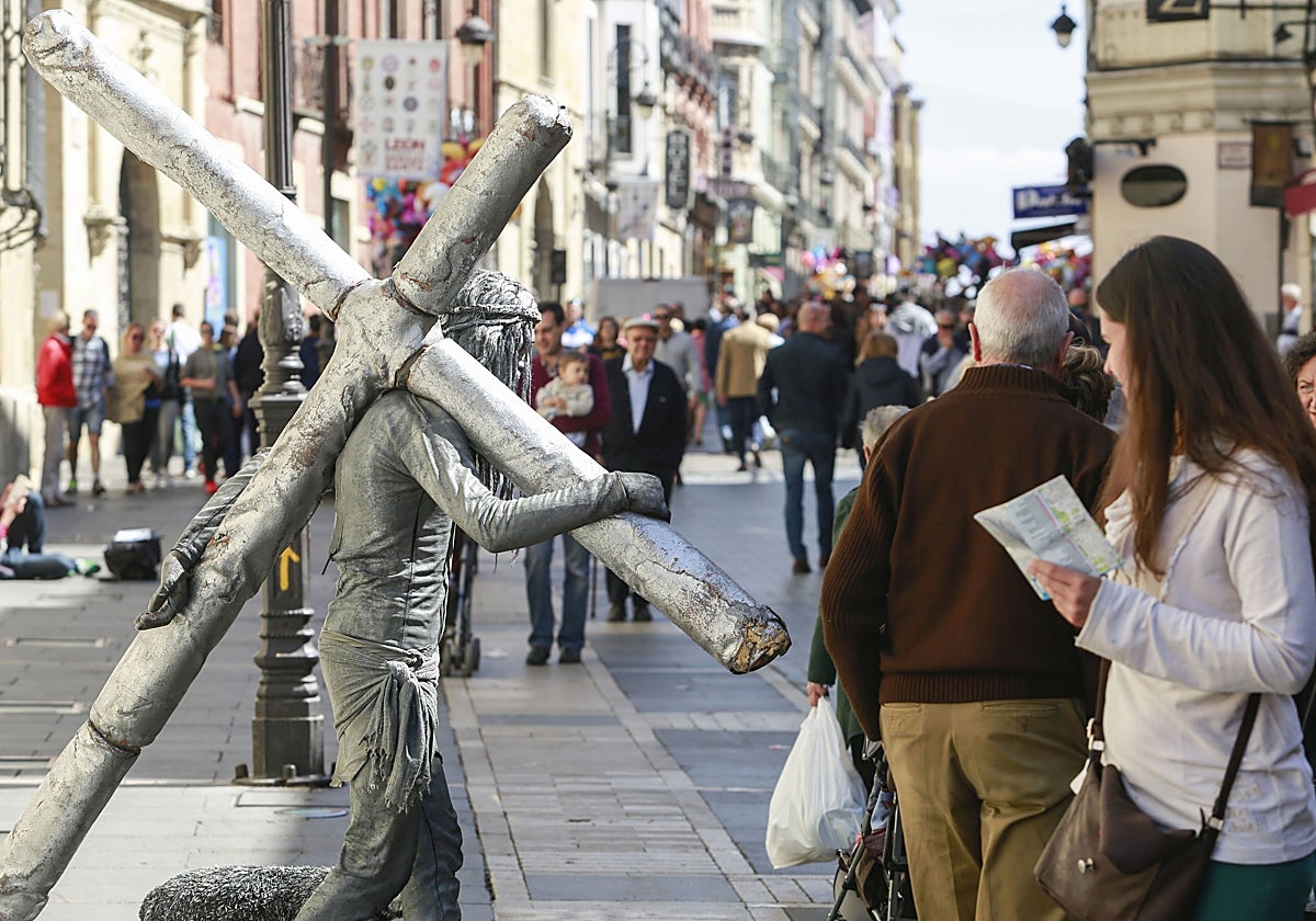 Turista en León durante la Semana Santa, una de las reconocidas a nivel internacional, en una imagen de archivo