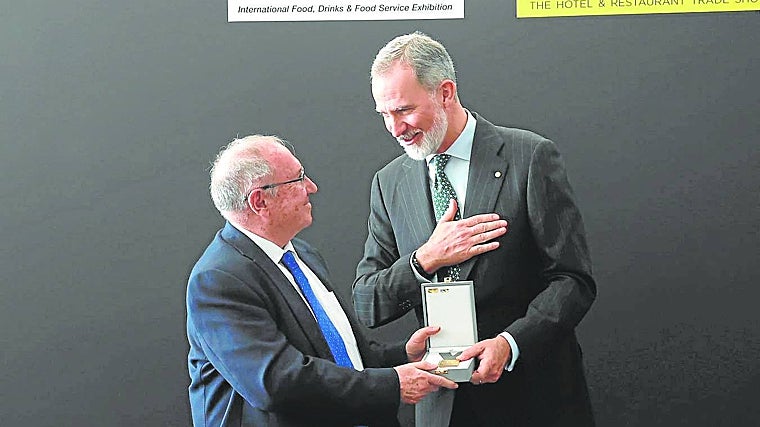 El Rey entrega el galardón a Bonet