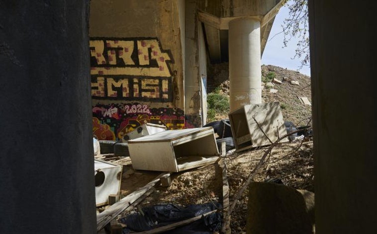 Imagen principal - Muebles, neumáticos y más basura acumulada en el entorno del caudal más largo que recorre en la región