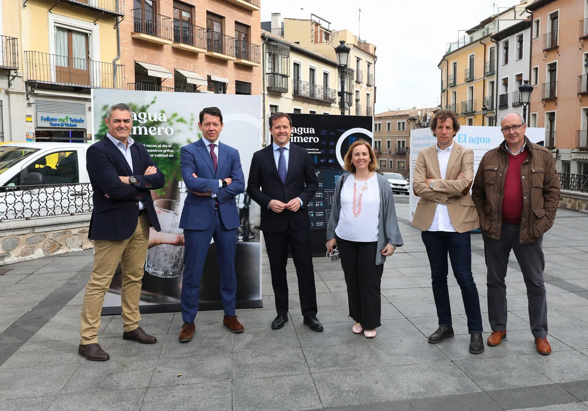 El alcalde, durante la inauguración de la exposición de Tagus con motivo del Día del Agua en la plaza de Zocodovr