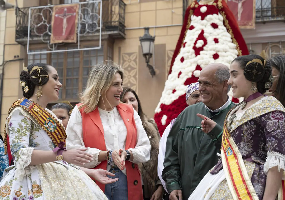 Imagen de Marta Barrachina en su visita a las Fallas de Benicarló