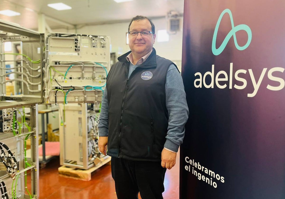 Lespiauc posa para ABC en la nave central de la empresa Adelsys