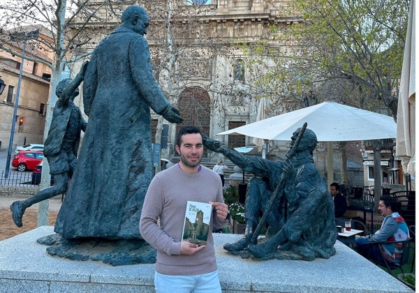 Un libro desvela la historia y los entresijos de 45 plazas de Toledo