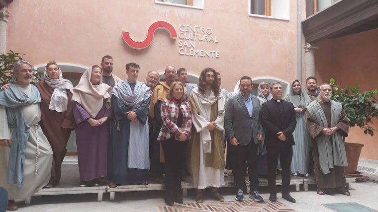 Gema Guerrero, Joaquín Romera y Javier García, con un grupo de actores de 'La Pasión de Cristo'