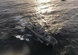 Un patrullero de la Armada sigue a un convoy de buques rusos que atravesó aguas españolas