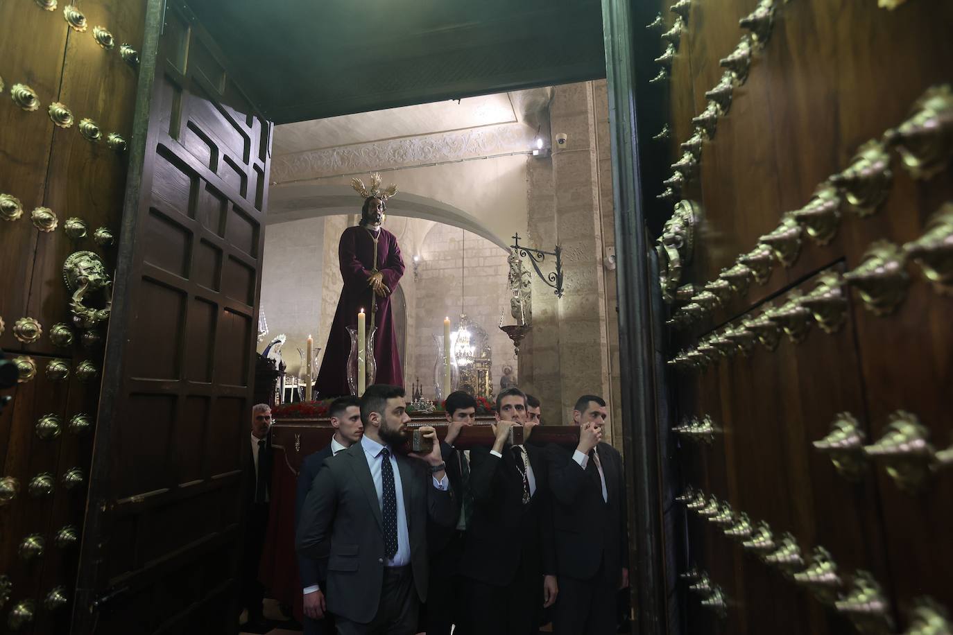 Fotos: el solemne traslado de las imágenes de la Sentencia a su nueva casa de hermandad en Córdoba