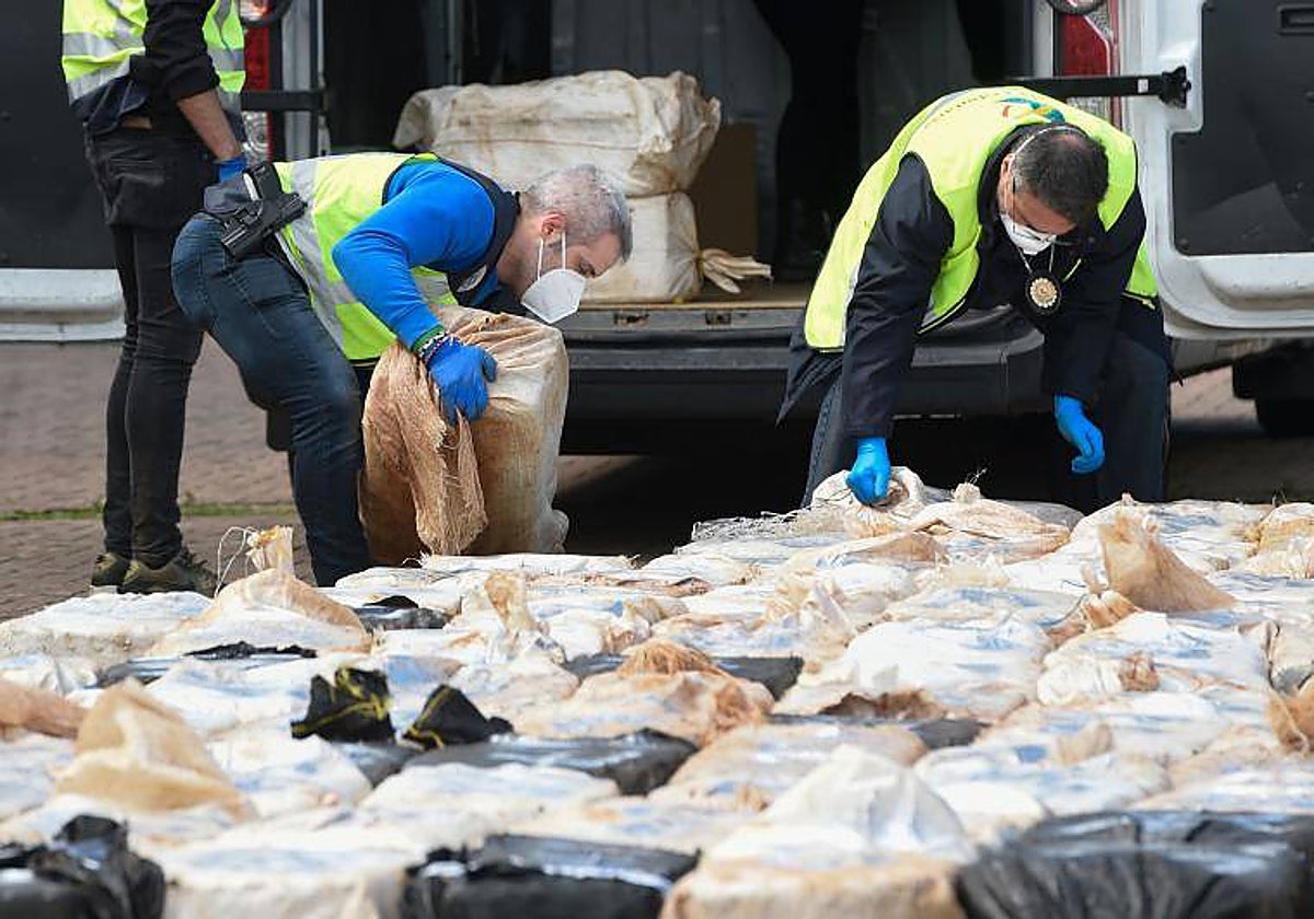 Agentes de la Policía cargan el alijo de cocaína interceptado al buque MN Karar