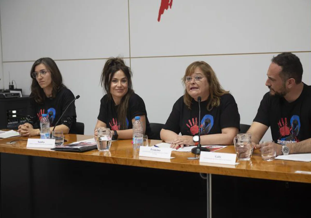 Raquel, Sandra, Francina y Gabriel, trabajadores de prisiones catalanas, este martes en Barcelona