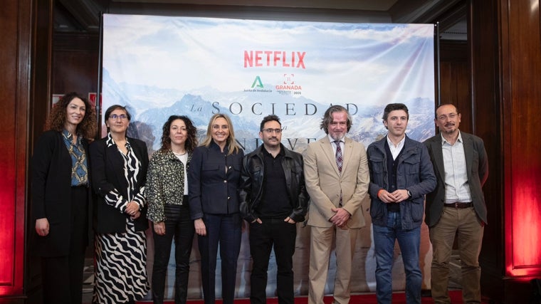 El director, en el centro, con representantes de la productora, Netflix, Ayuntamiento de Granada y Junta