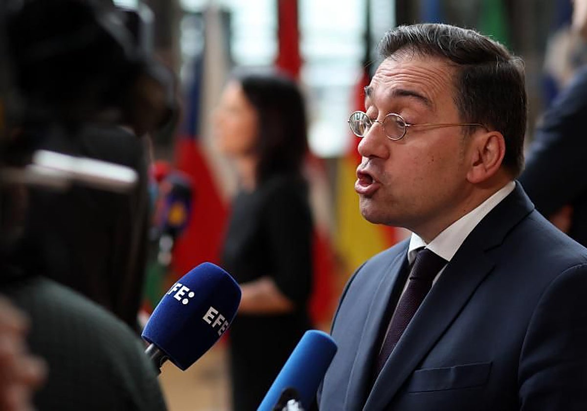 El ministro Albares atiende a la prensa en una de sus visitas a Bruselas